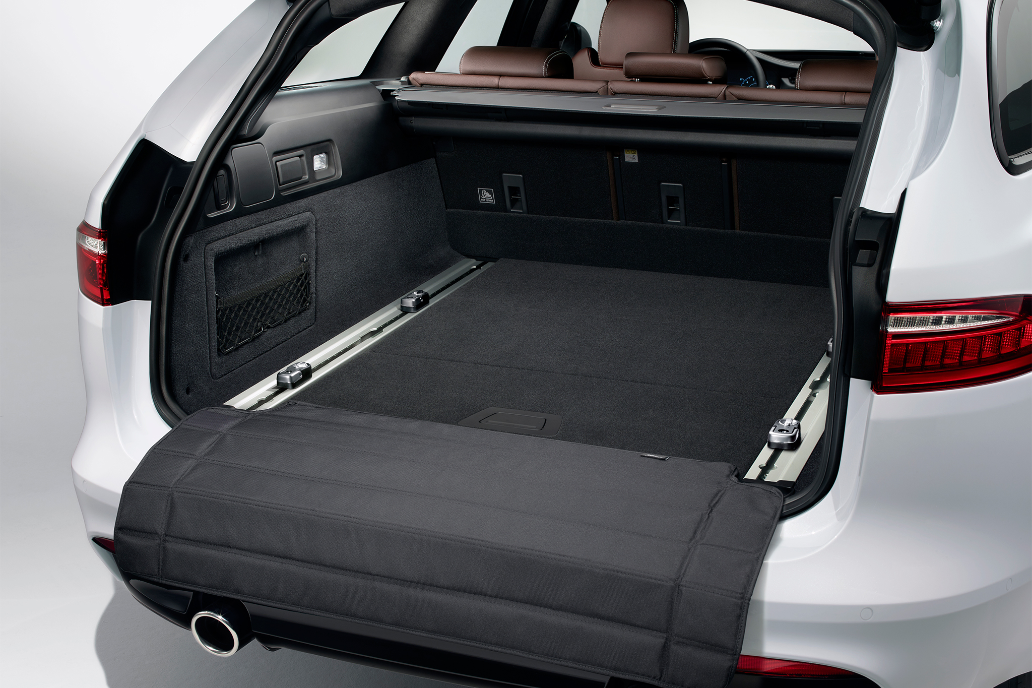 2018-Jaguar-XF-Sportbrake-accessories-03.webp