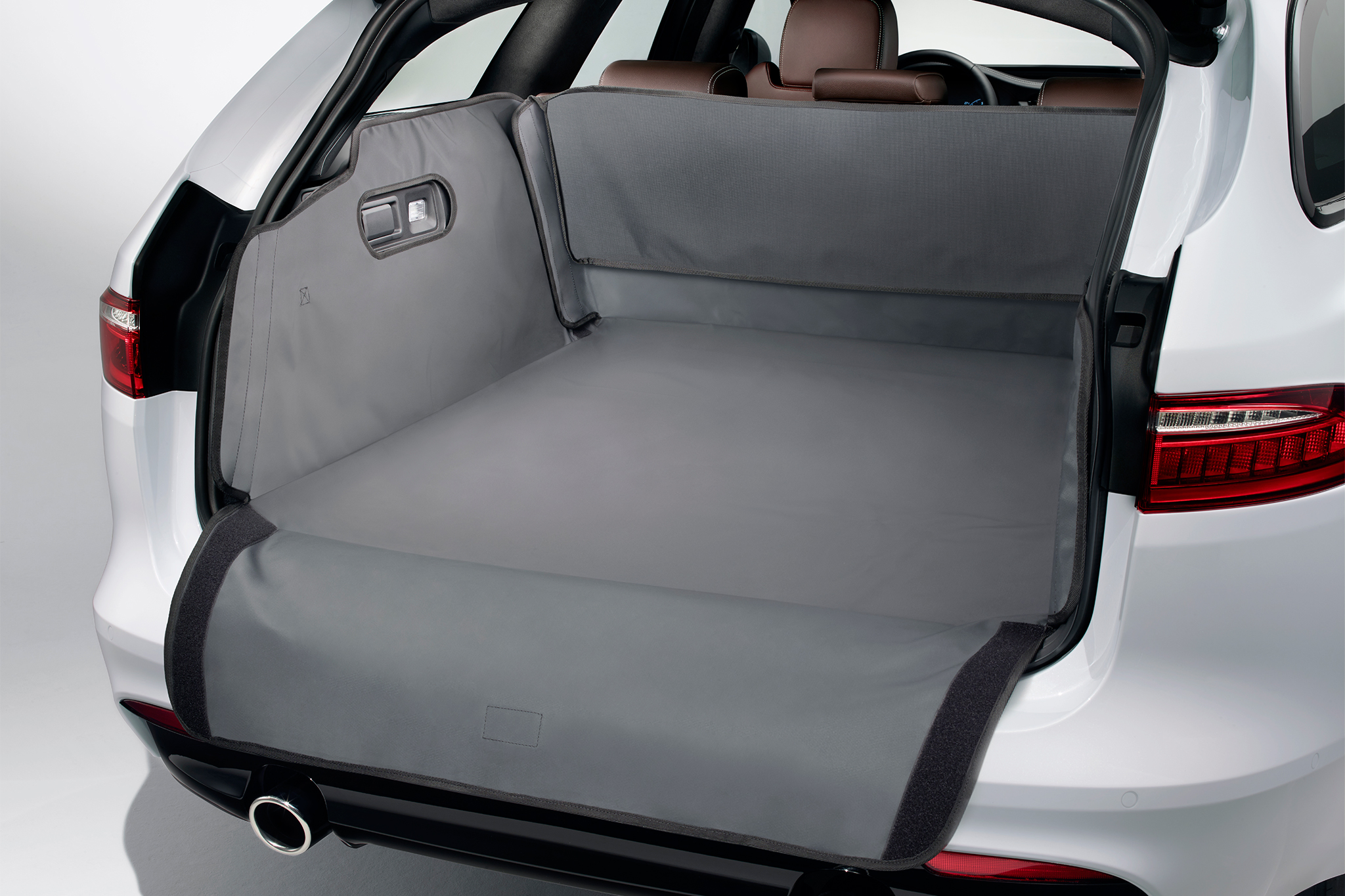 2018-Jaguar-XF-Sportbrake-accessories-04.webp