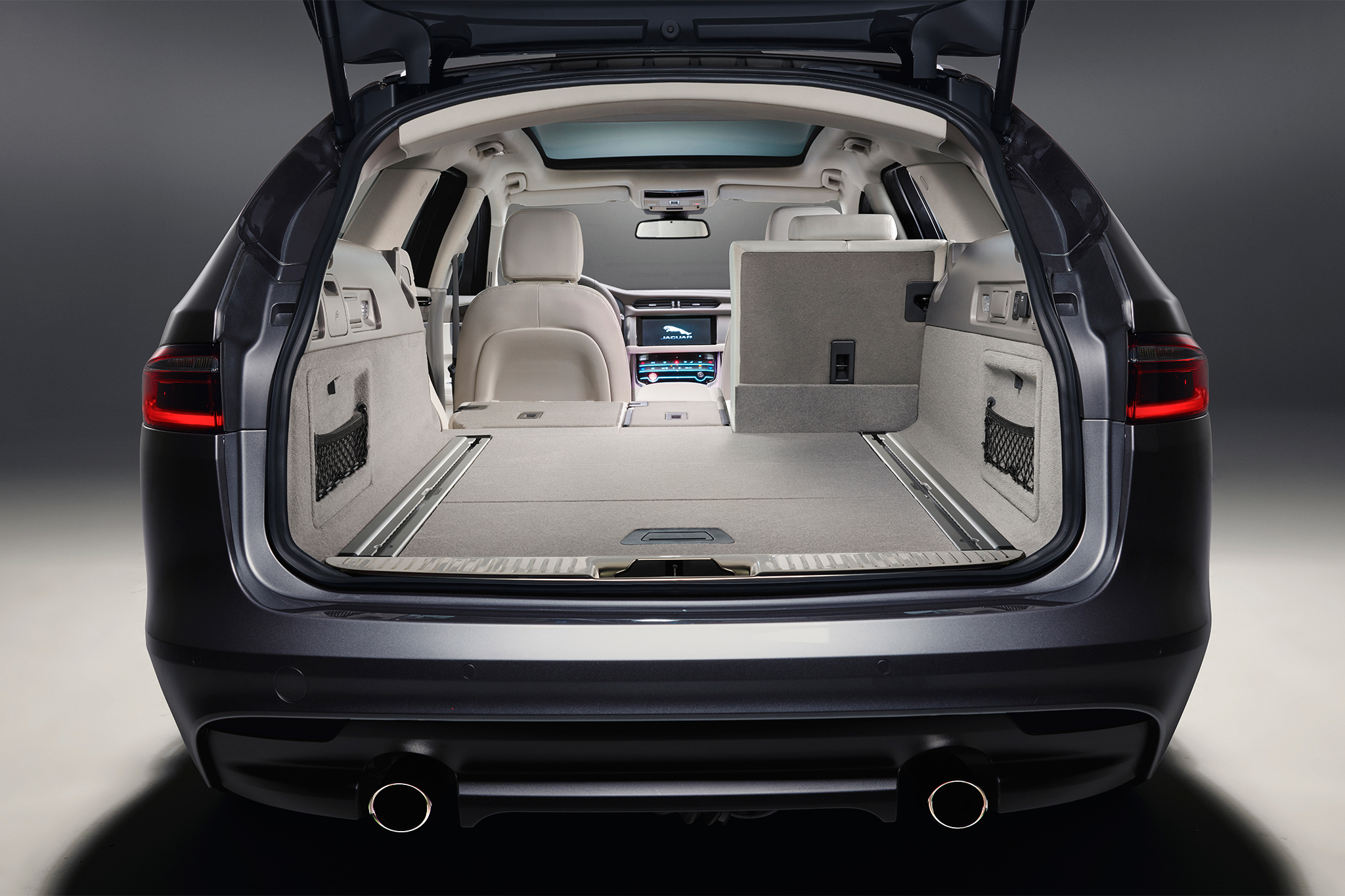 2018-Jaguar-XF-Sportbrake-cargo-space-05.webp