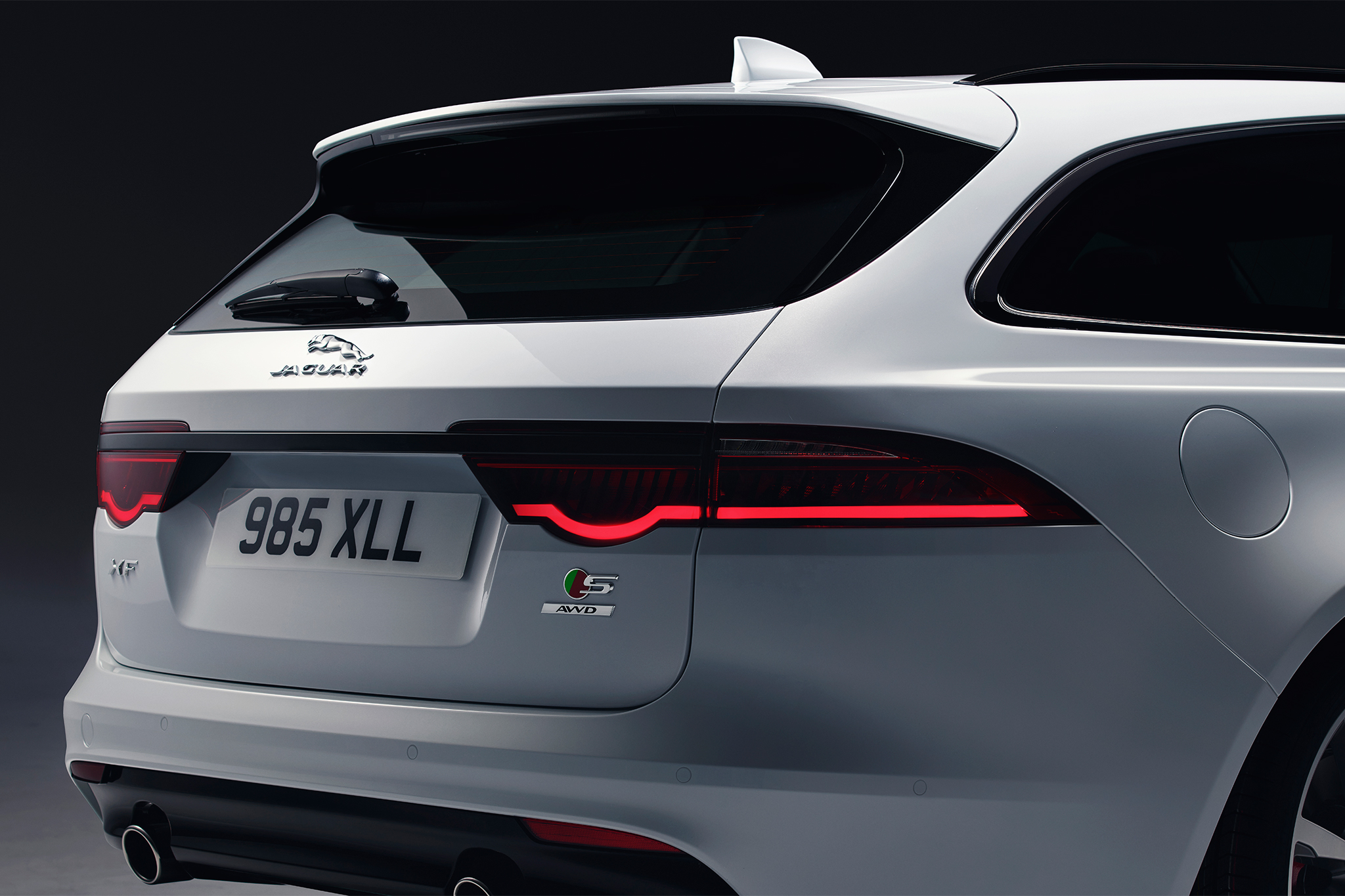 2018-Jaguar-XF-Sportbrake-rear-03.webp