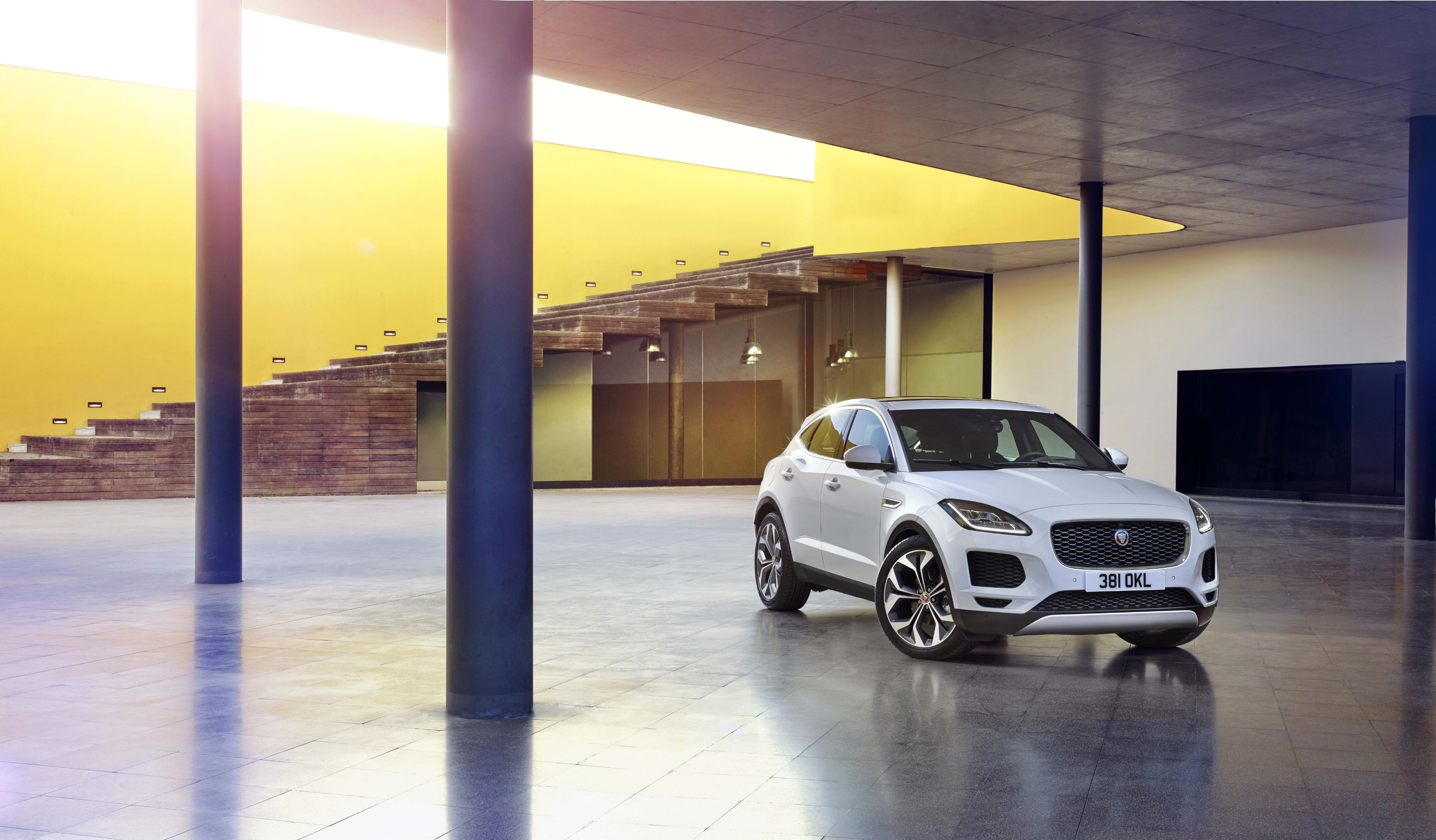 Jaguar-E-Pace-gul.webp