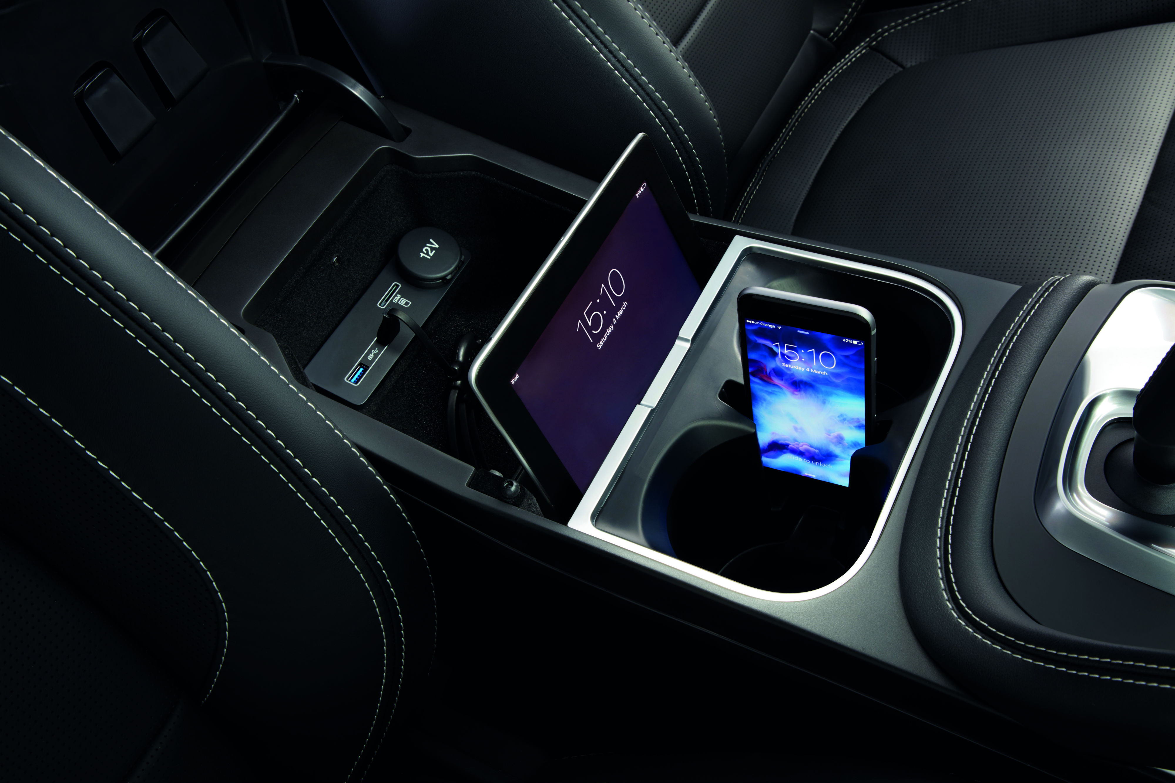 Jaguar-E-Pace-mobil.webp