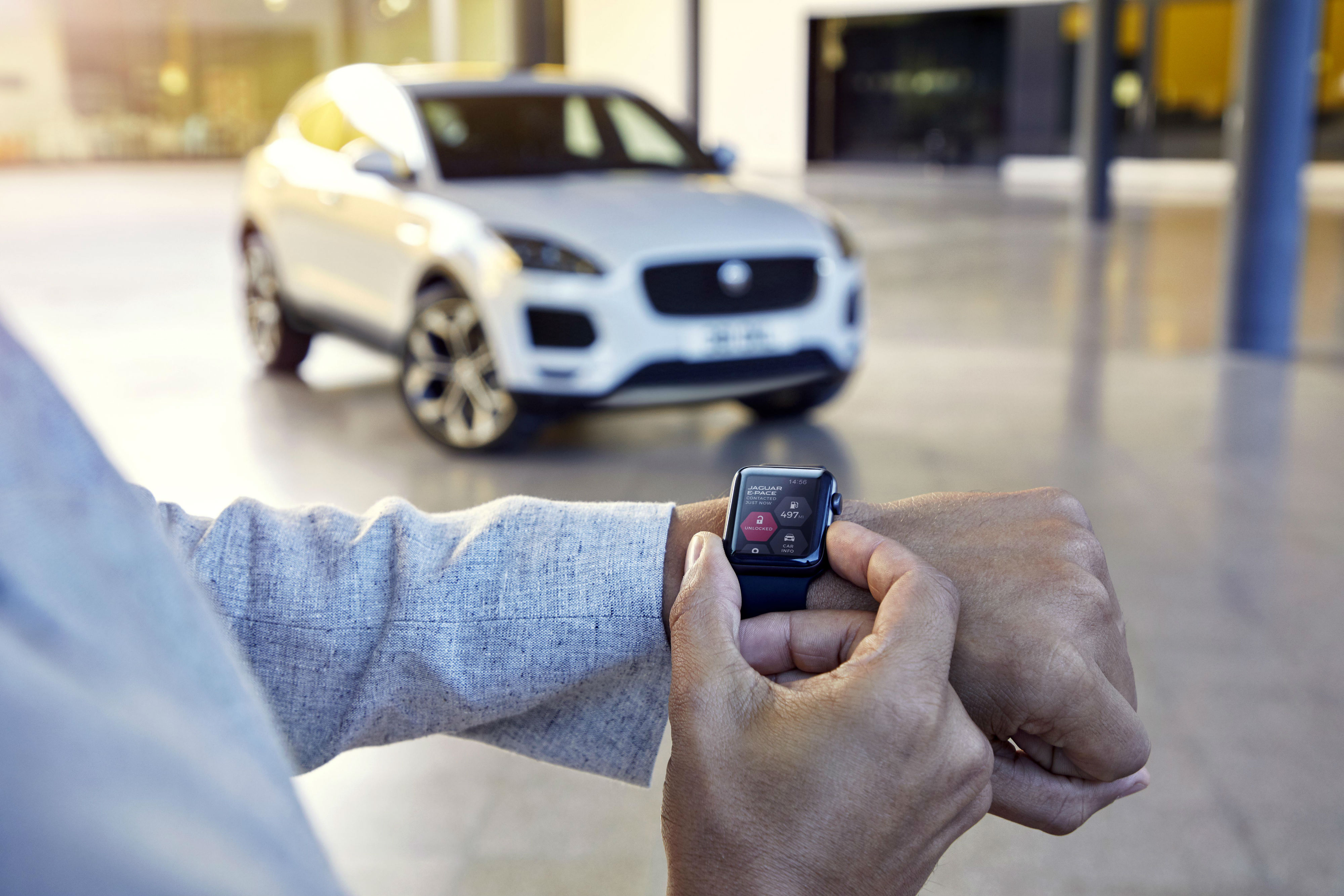 Jaguar-E-Pace-og-klokke.webp