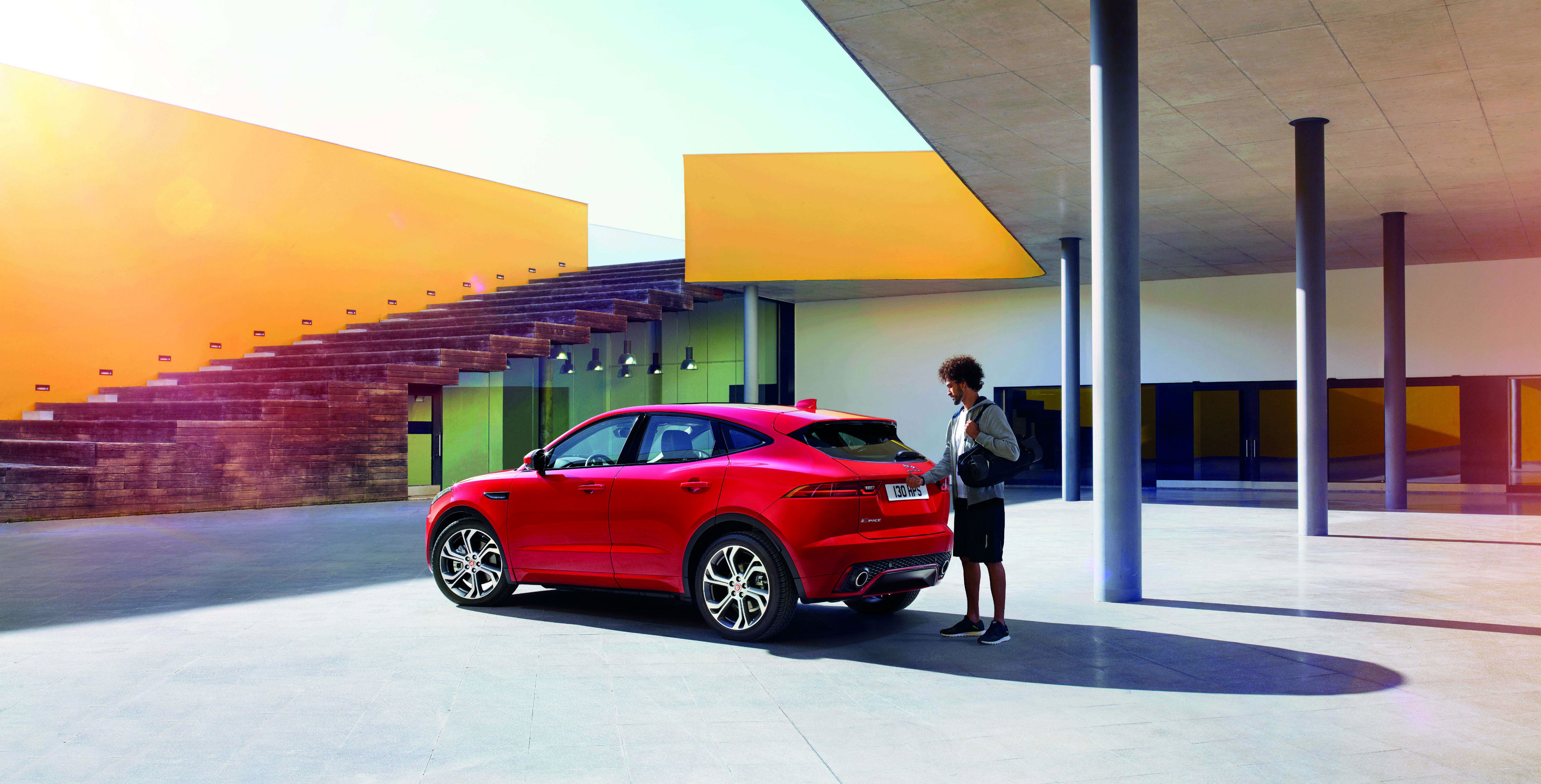 Jaguar-E-Pace-og-mann.webp