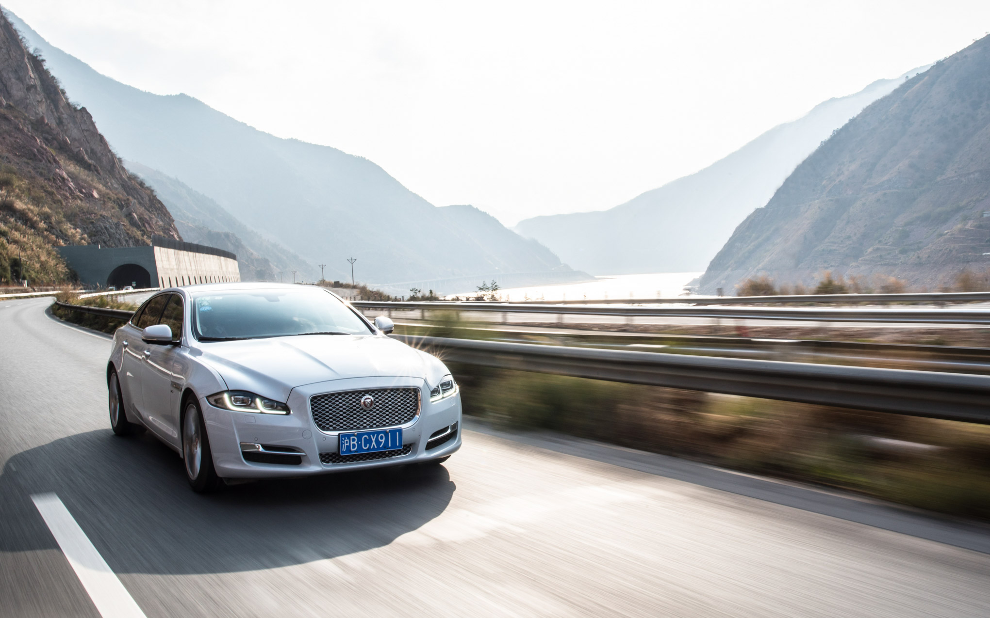Jaguar_XJ_JagXJSkyroadChinaImage29031617_Web.webp
